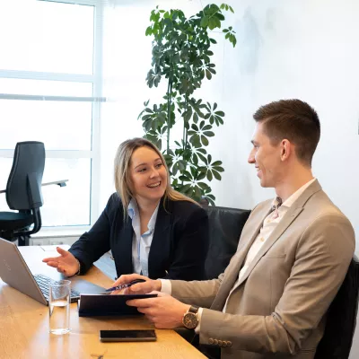 Twee personen achter laptop