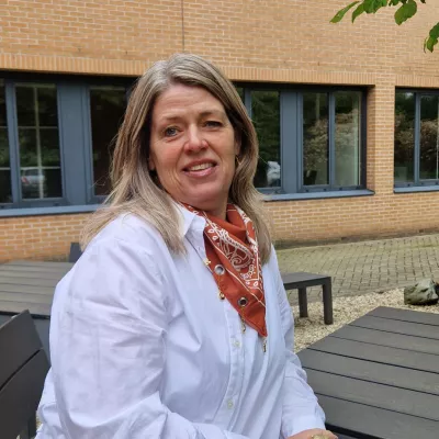 Carla bij kantoor Roosendaal