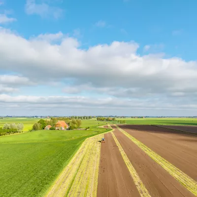 Agrarisch landschap Nederland met tractor