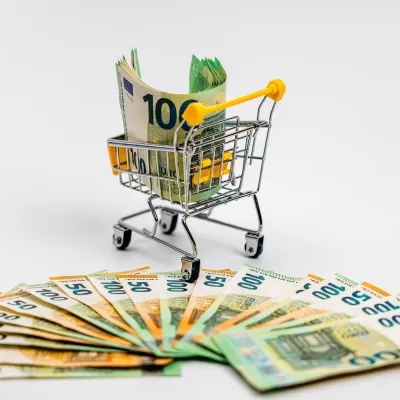 Contant geld in winkelwagen