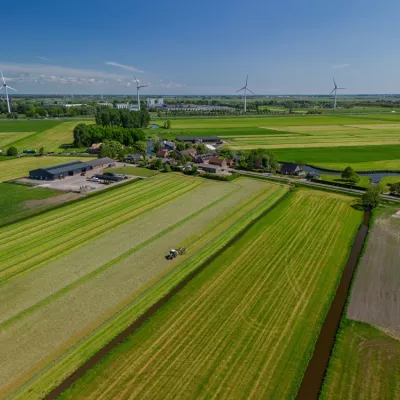 Stal met landschap van weiland eromheen