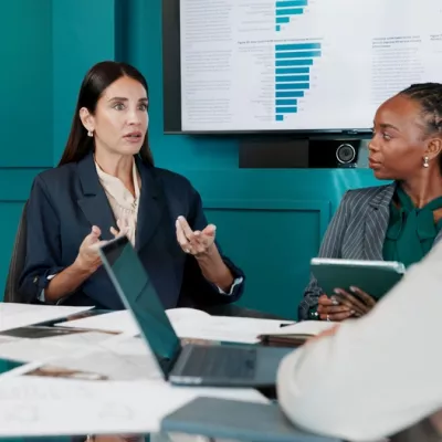 Vrouw geeft uitleg tijdens meeting