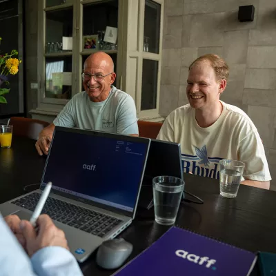 Vader en zoon spreken over bedrijfsopvolging