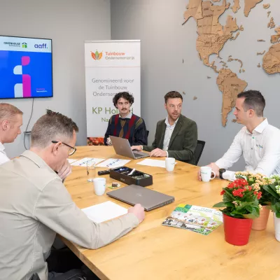 Medewerkers KP Holland en Epiic aan vergadertafel