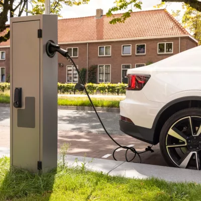 Elekrische auto laden aan de straat