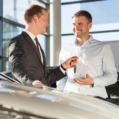Een man neemt zijn autosleutels in ontvangst