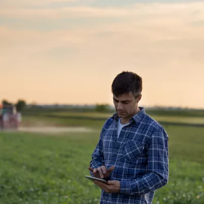 Boer op het veld checkt zijn tablet