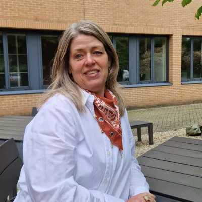 Carla van Overveld bij kantoor Roosendaal
