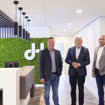De oud-eigenaar en huidige eigenaren van Den Hollander Bouwadvies en Ontwerp