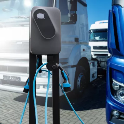 Elektrische vrachtwagen die aan het opladen is