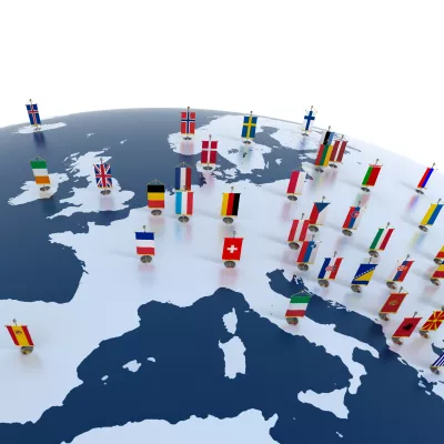 Europa op wereldbol met vlaggetjes