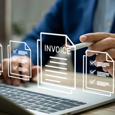 Man achter laptop digitalisering facturen