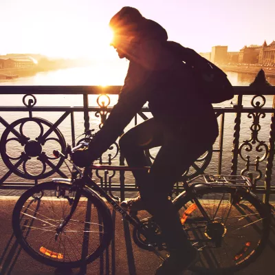 Man op een fiets fietst over een brug