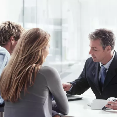 Adviseur in gesprek met ondernemers over levenstestament