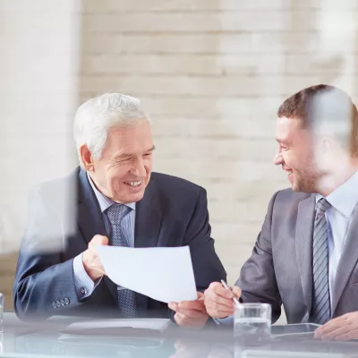 Twee mannen in gesprek over schenken