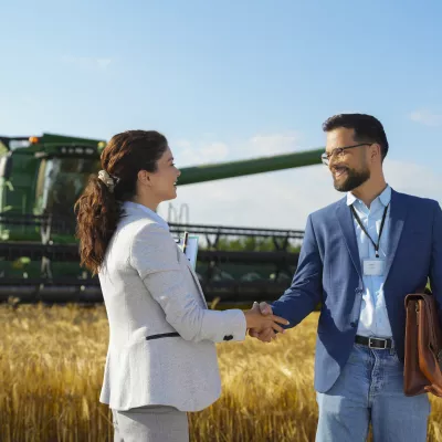 Handen schudden op agrarische grond