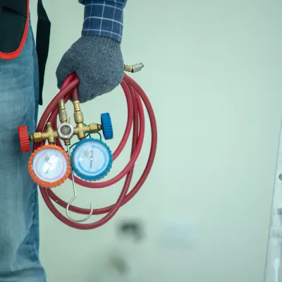 Installateur aan het werk