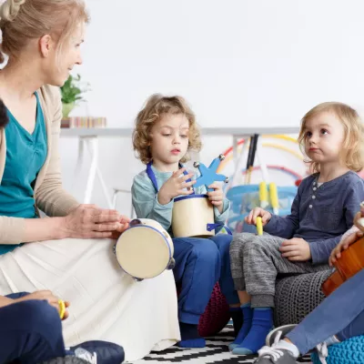 Kinderen maken muziek bij de kinderopvang