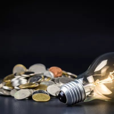 Led-lamp liggend tussen munten