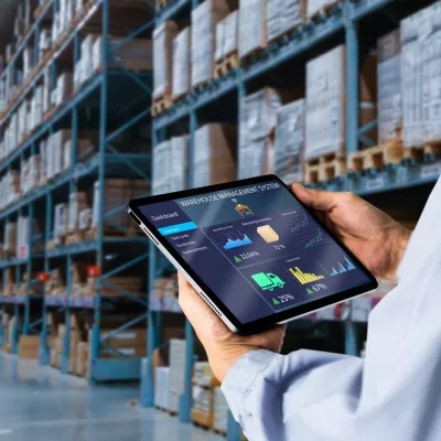 Magazijnmedewerker met tablet met Warehouse Management System