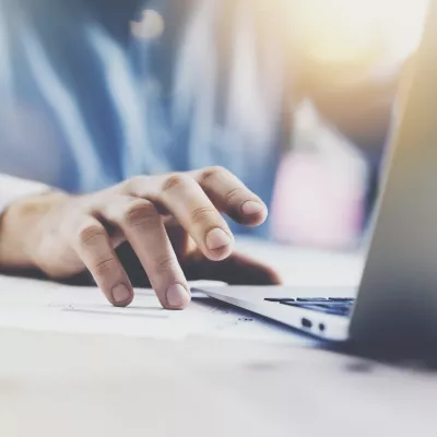 Man leest over vennootschapsbelasting op laptop