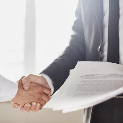 Mannen schudden de hand over overeenkomst