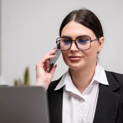 Medewerker aan de telefoon