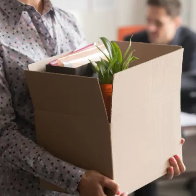 Medewerker uit dienst neemt zijn spullen mee