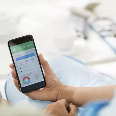 Ondernemer met telefoon om Whatsapp bericht te sturen