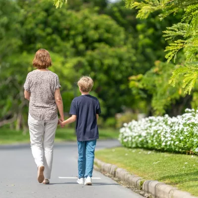 Moeder en zoon wandelen hand in hand