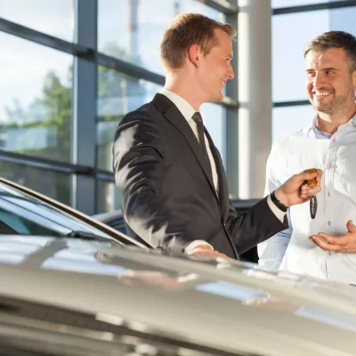 Overhandiging van sleutels nieuwe auto van de zaak