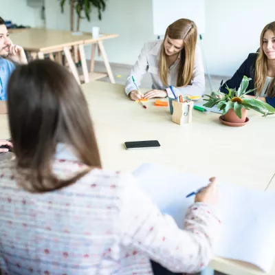 Mensen in overleg over de werkkostenregeling