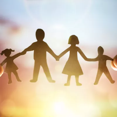 Poppetjes van een gezin waarvan ouders gaan schenken