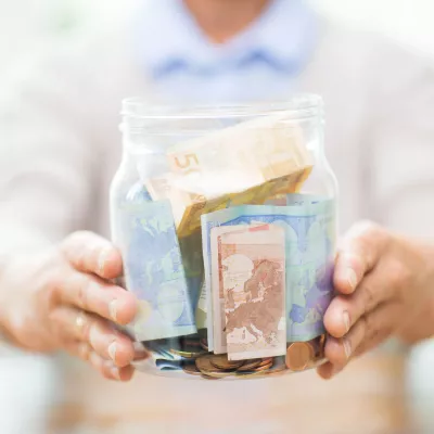 Glazen pot met euro's