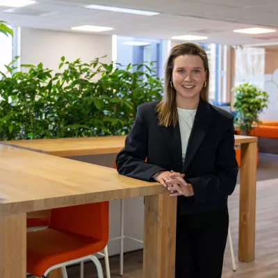 Lena van Rijn staat bij hoge tafel