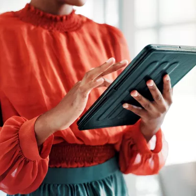 Vrouw scrollend op ipad