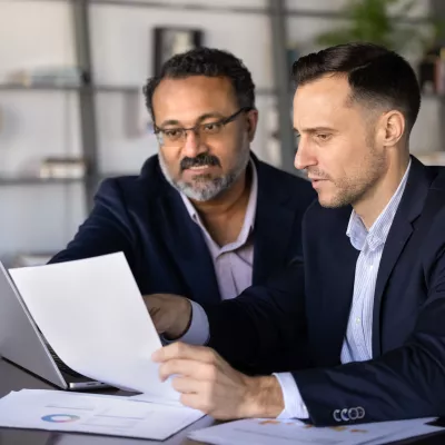 Collega's beoordelen samen contract