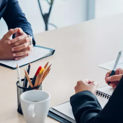 Twee personen aan een tafel tijdens een zakelijk gesprek