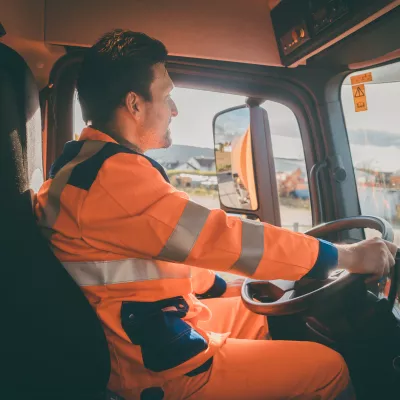 Vrachtwagenchauffeur aan het werk