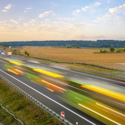 Vrachtwagens op snelweg