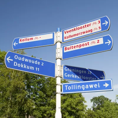 Wegwijzers in Buitenpost