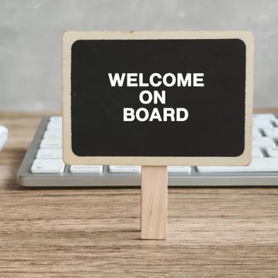 Bordje op bureau met welkom on board