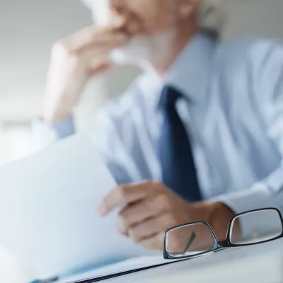 Ondernemer aan het nadenken over slapende dienstverbanden en AOW-gerechtigde leeftijd van werknemer