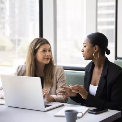 twee collega's in gesprek