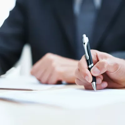 Handtekening zetten onder arbeidsovereenkomst