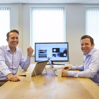 Paul Nieuwenhuize en directeur HHC/DRS Huib Oostdijk aan tafel