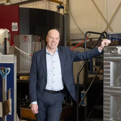 Peter van der Zwaan in de productiehal van Lemmens metaalbewerking