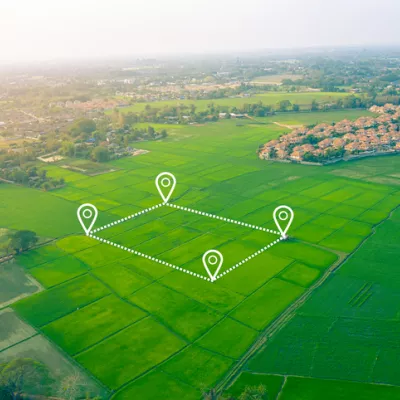 Luchtfoto van een groen bouwperceel