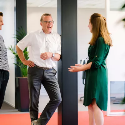 Medewerkers aaff in een informeel gesprek