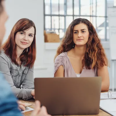 Mensen in gesprek over medewerkersparticipatie